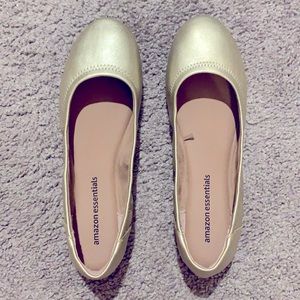 Women’s flats, size 8. Amazon Essential Brand.